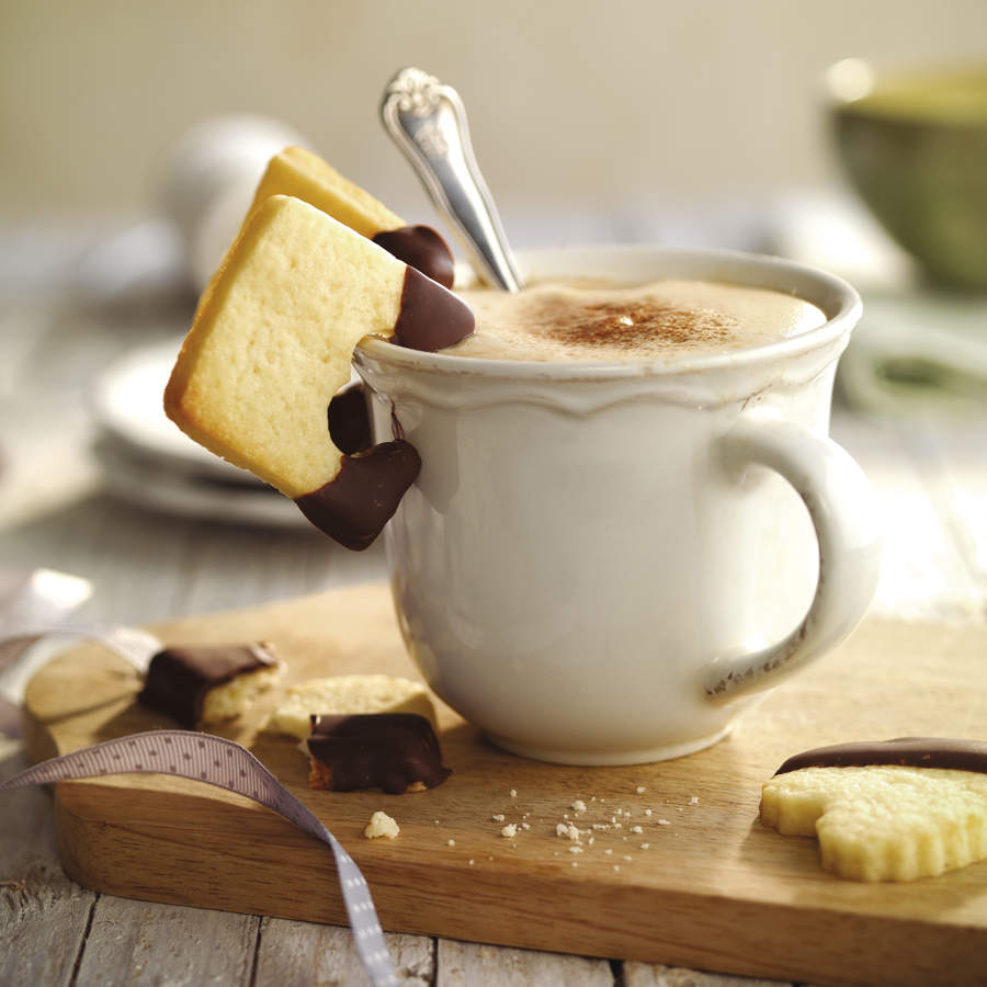 Taza con chocolate y galletas.